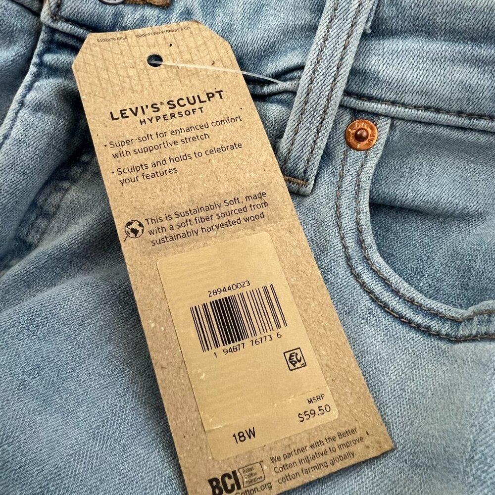 NWT New Levi’s Boyfriend Light Wash Blue Jeans 18W - Picture 11 of 12